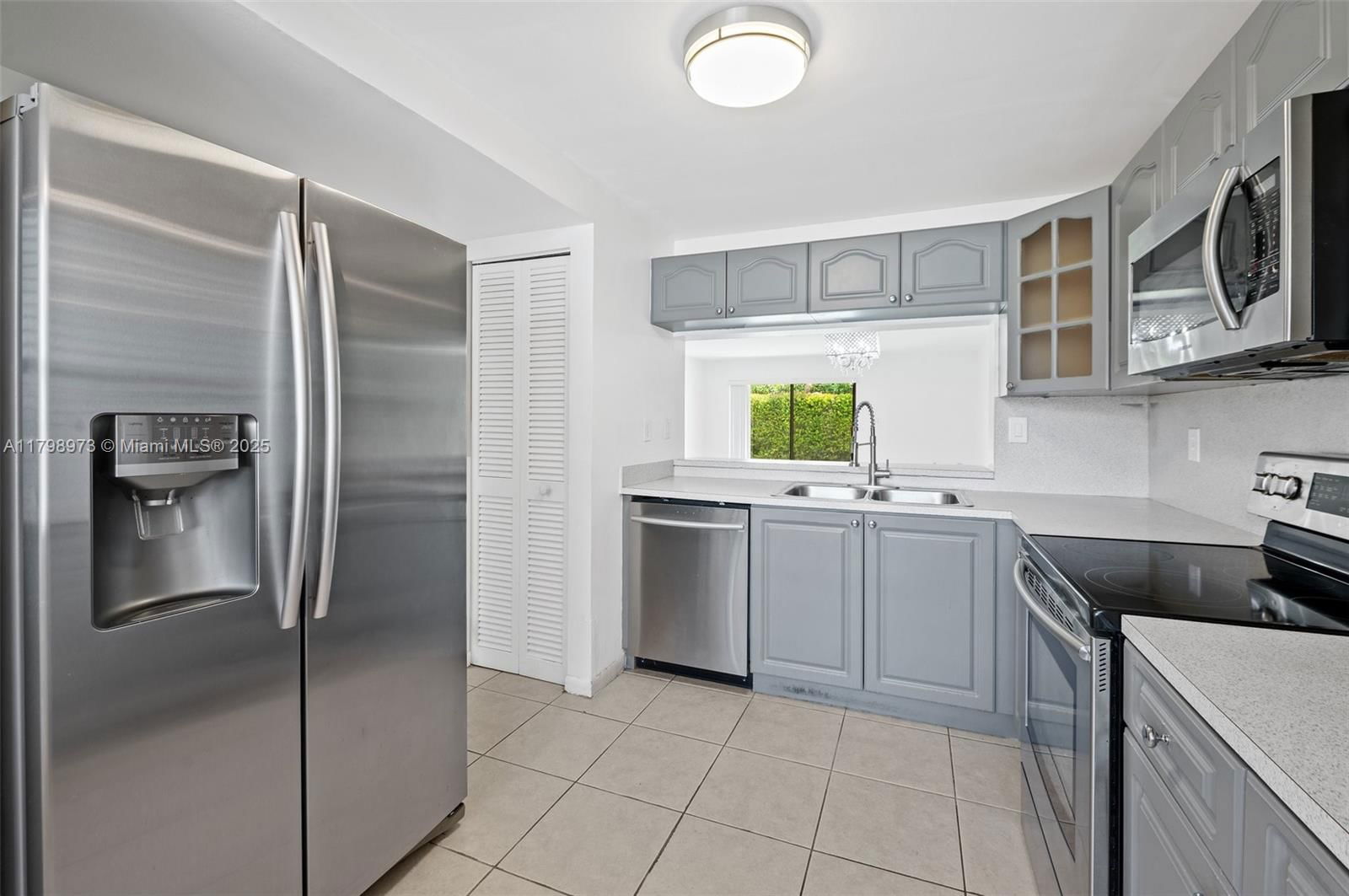 Real estate property located at 10180 41st St #99-9, Miami-dade, Villas Of Amberwood Condo, Doral, FL