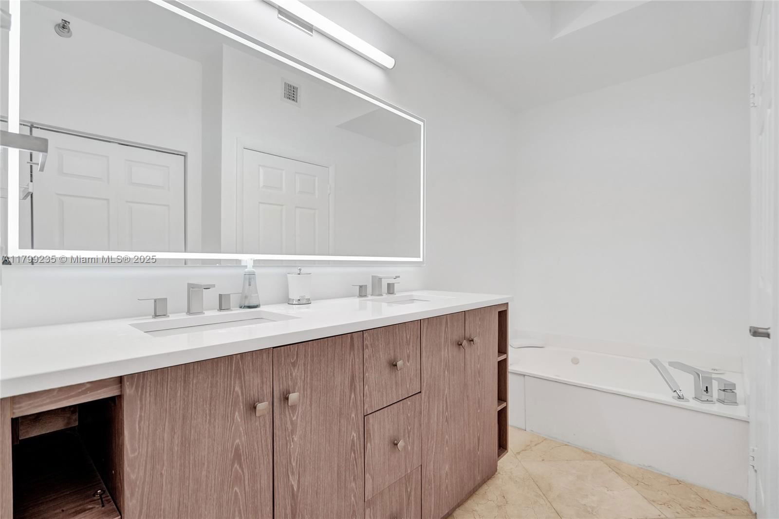Real estate property located at 3400 192nd St PH11, Miami-dade, Mystic Pointe Tower 600 C, Aventura, FL