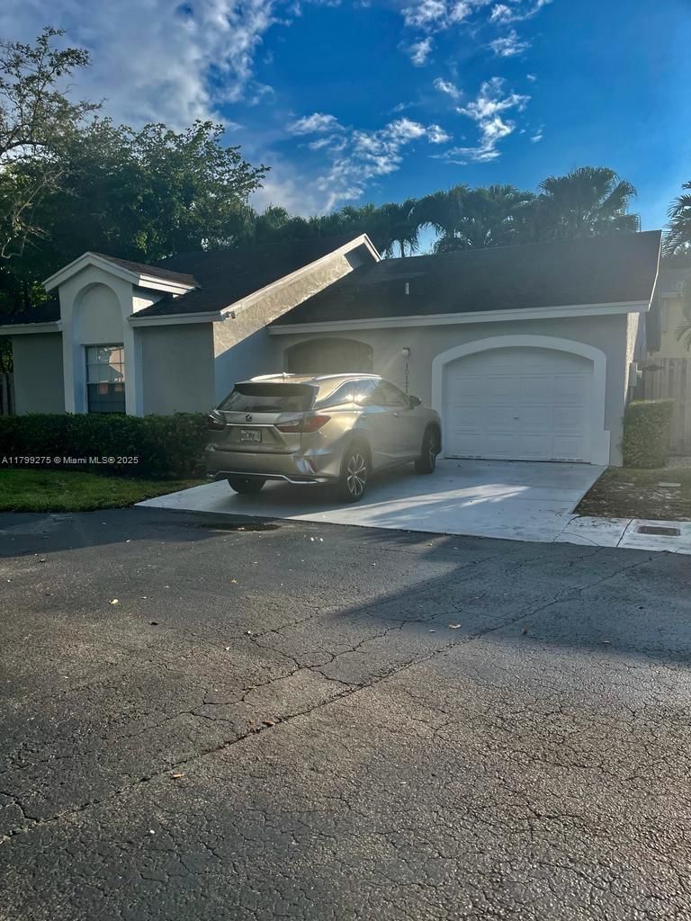 Real estate property located at 10121 51st Ln, Miami-dade, Doral Lakes, Doral, FL