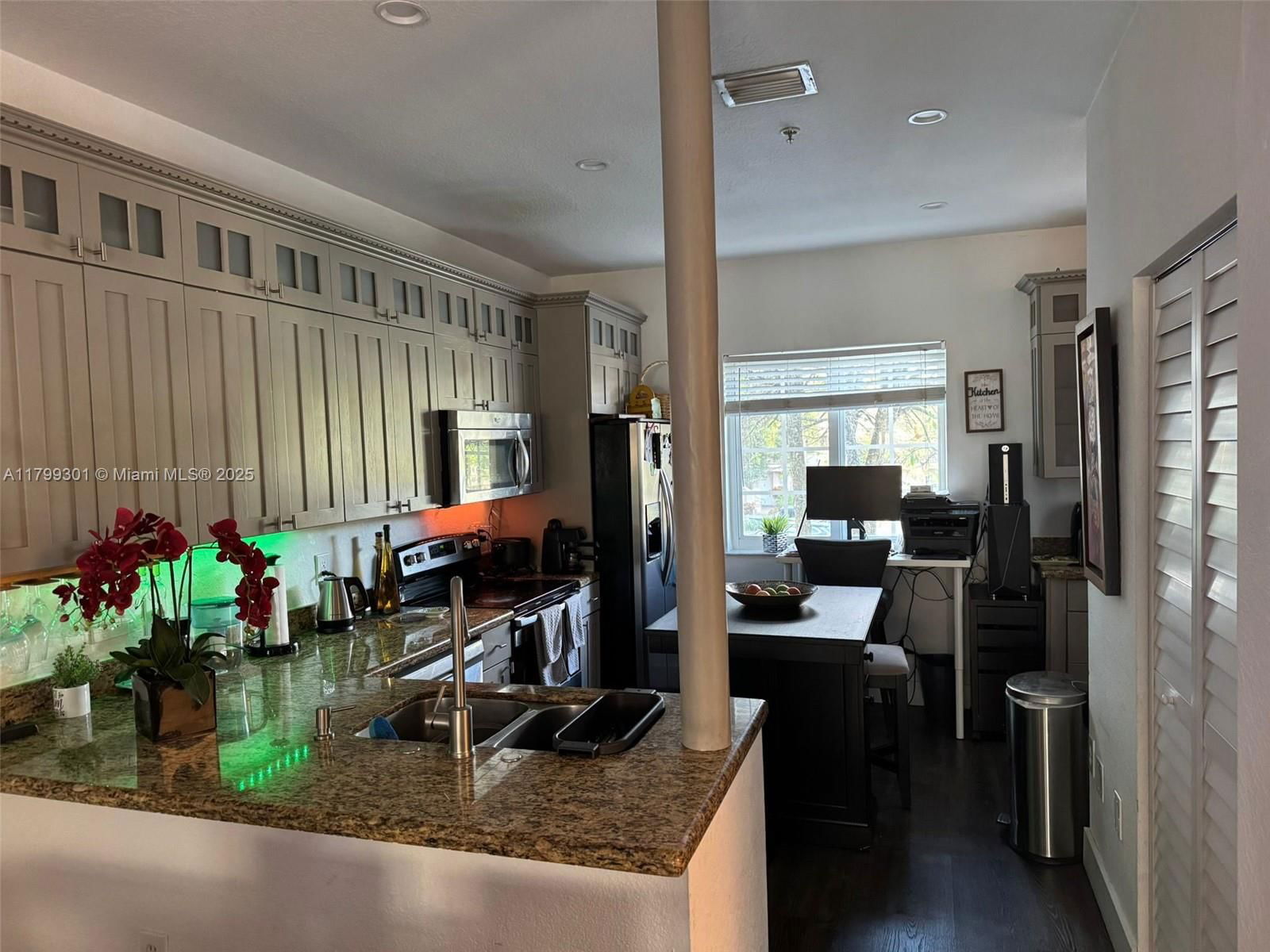 Real estate property located at 5640 115th Ct #204, Miami-dade, Las Brisas At Doral Condo, Doral, FL
