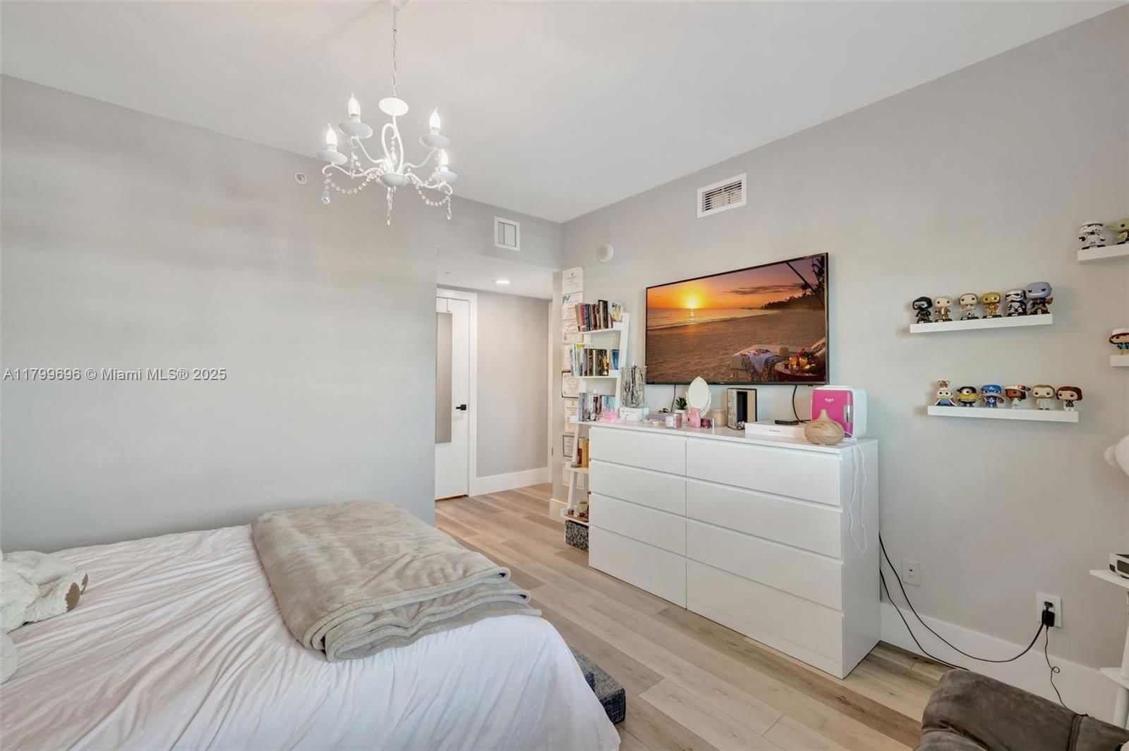 Real estate property located at 14951 Royal Oaks Ln #1409, Miami-dade, The Oaks I Condo, North Miami, FL