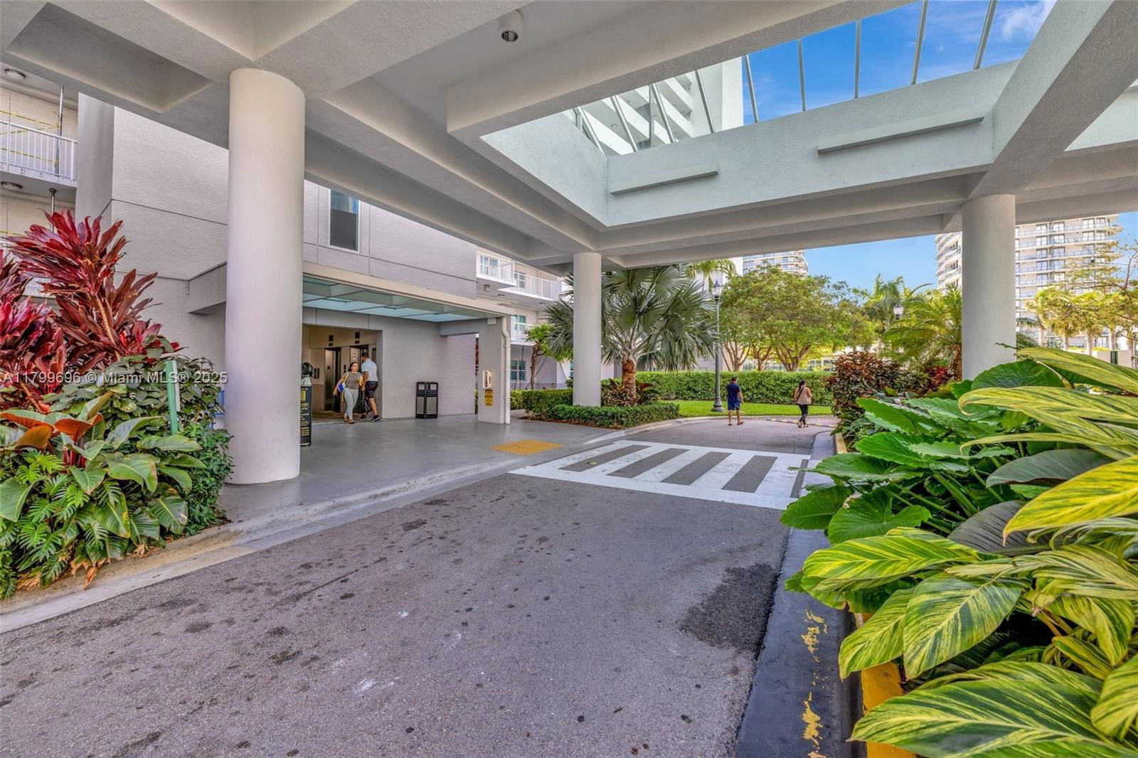 Real estate property located at 14951 Royal Oaks Ln #1409, Miami-dade, The Oaks I Condo, North Miami, FL