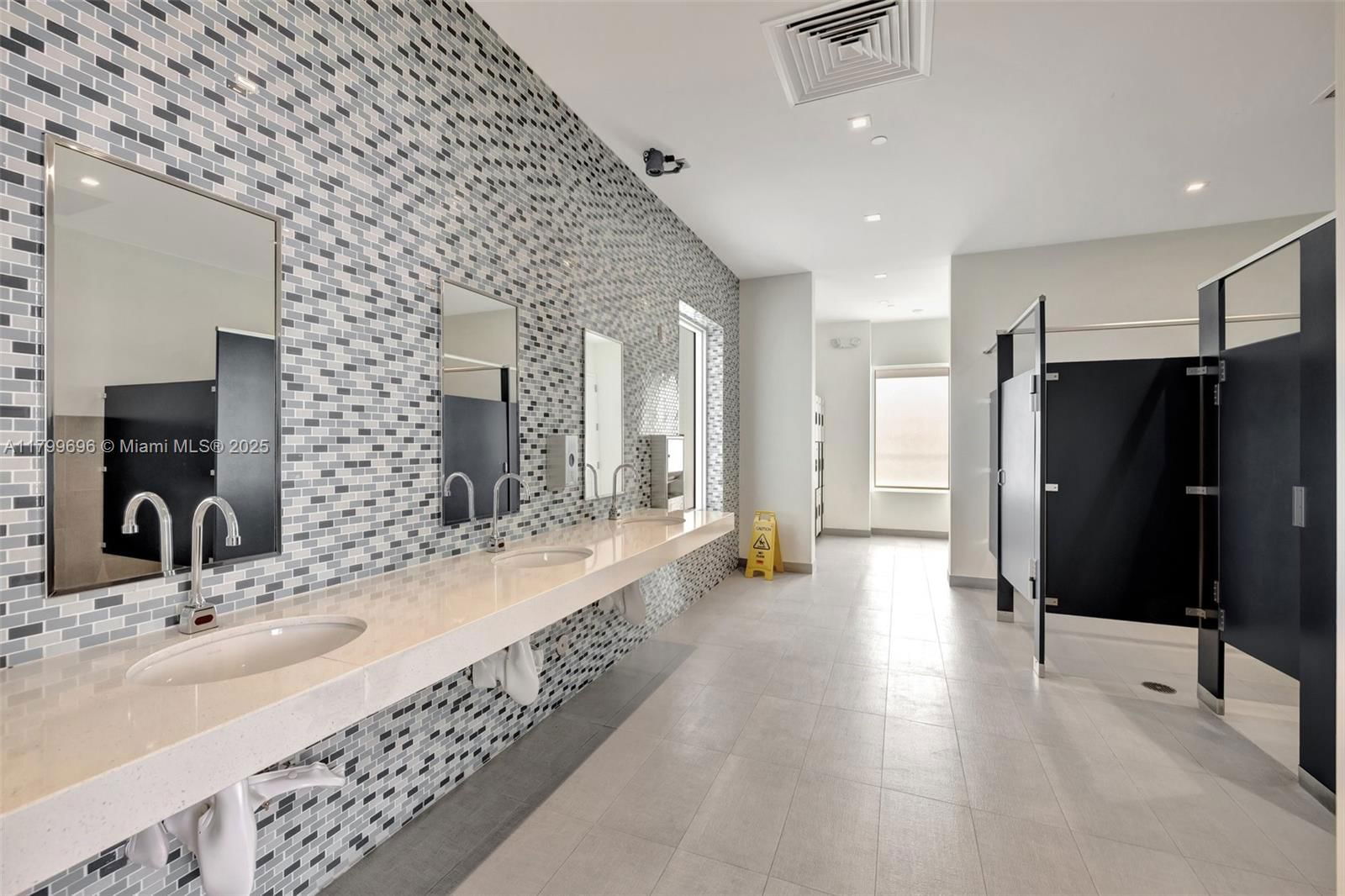 Real estate property located at 14951 Royal Oaks Ln #1409, Miami-dade, The Oaks I Condo, North Miami, FL