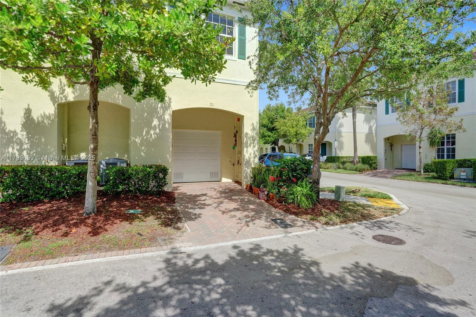 Real estate property located at 701 2nd Ln, Broward, Cypress Grove, Pompano Beach, FL