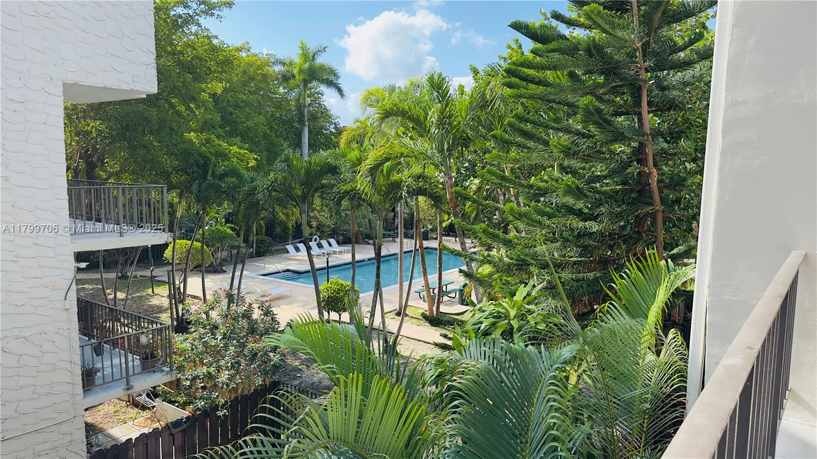 Real estate property located at 6900 Kendall Dr A304, Miami-dade, Dadeland Grove Condo, Pinecrest, FL