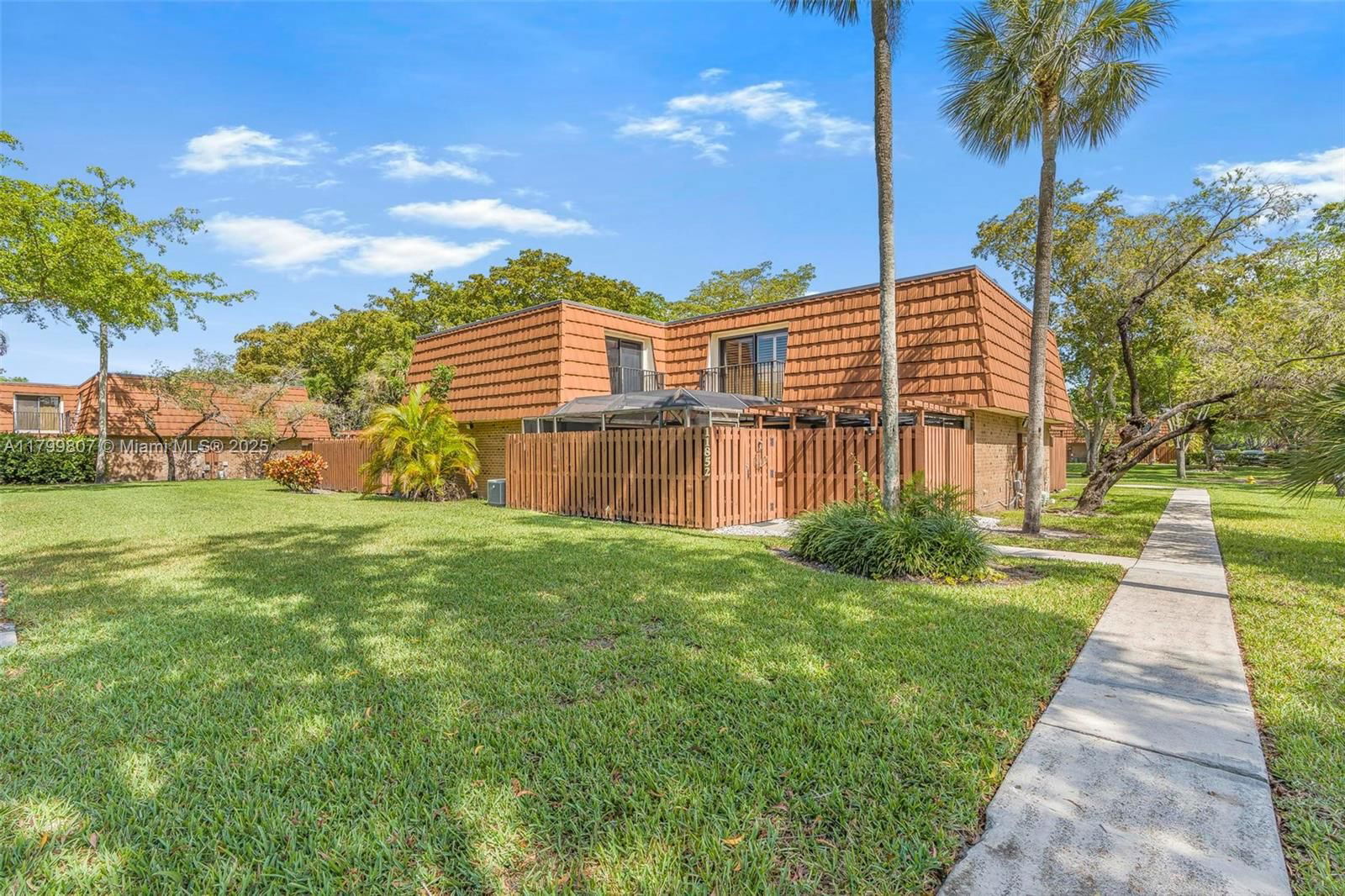 Real estate property located at 11852 9th Ct, Broward, Lake Pine Village, Davie, FL