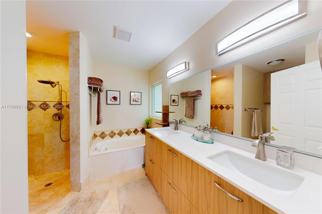 Real estate property located at 16514 Ruby Lk, Broward, Amber-ruby Cove Plat, Weston, FL