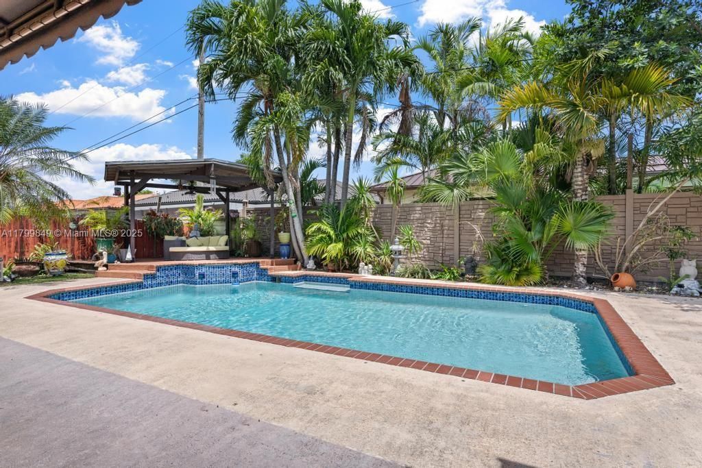 Real estate property located at 8721 170th Ter, Miami-dade, Royal Landings, Hialeah, FL