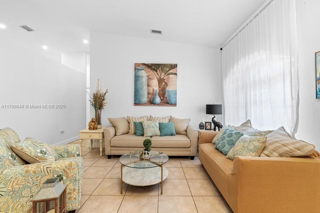 Real estate property located at 8721 170th Ter, Miami-dade, Royal Landings, Hialeah, FL