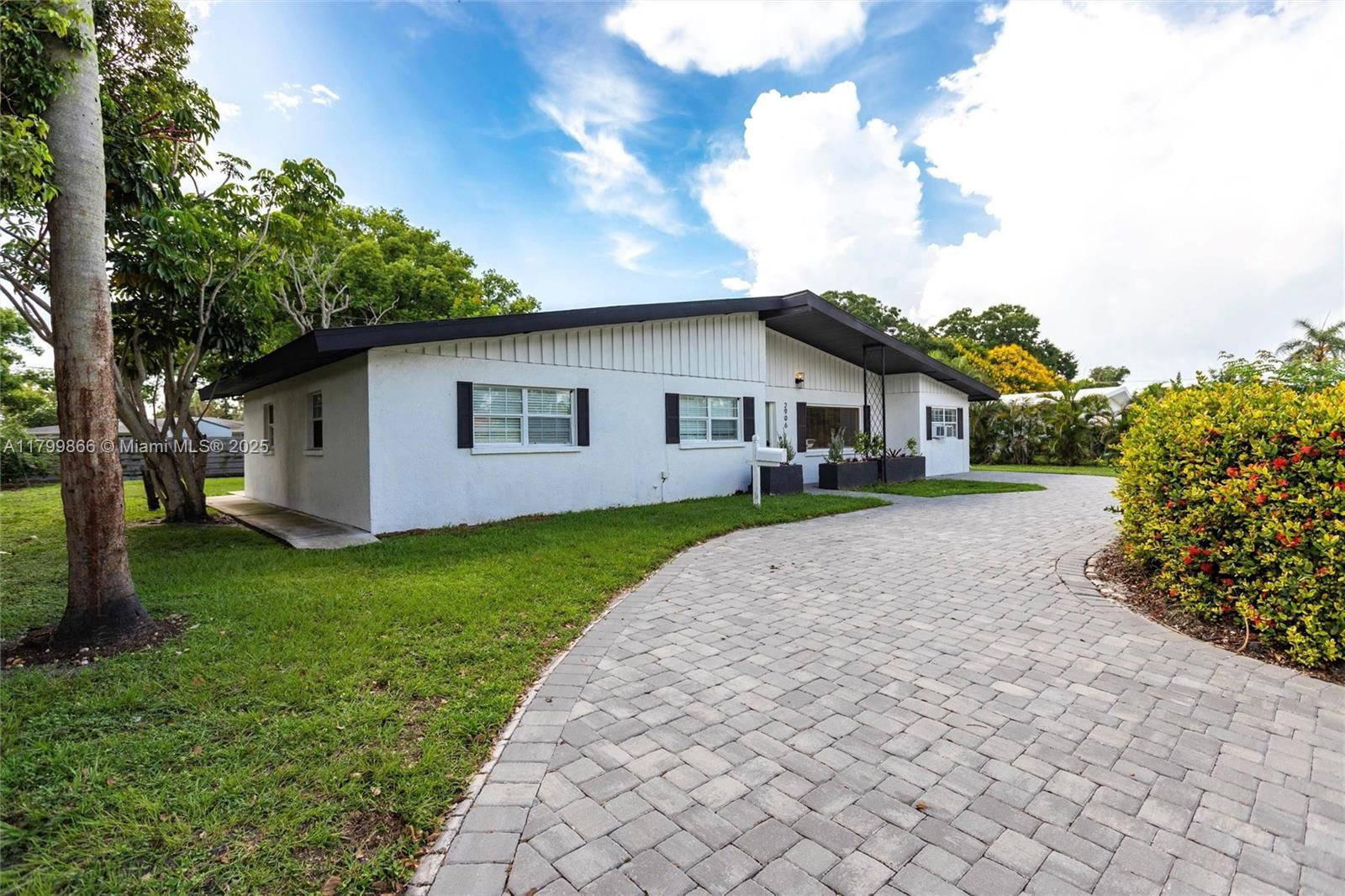 Real estate property located at 2906 Tuttle Ave, Sarasota, South Gate Unit 09, Sarasota, FL