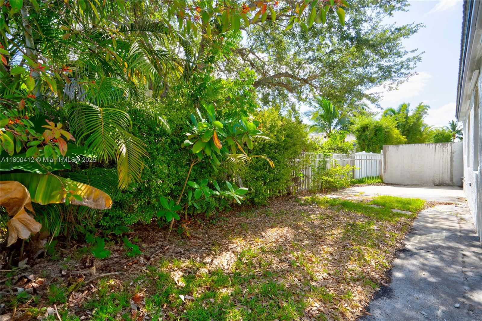Real estate property located at 15843 10th St, Broward, Towngate, Pembroke Pines, FL