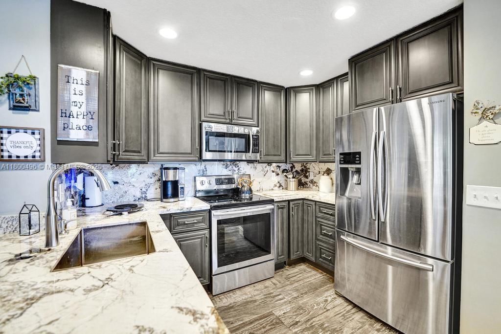 Real estate property located at 9471 Oak Grove Cir, Broward, Oak Grove At Forest Ridge, Davie, FL