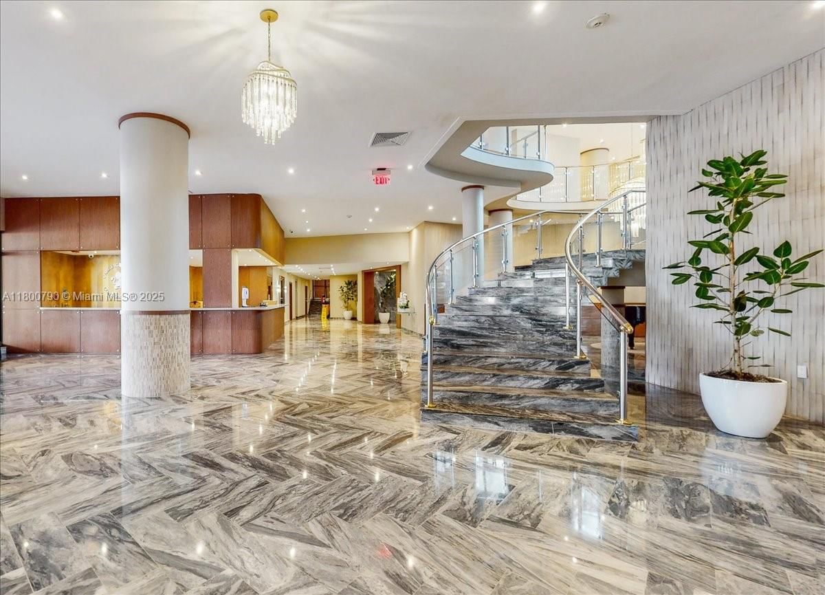Real estate property located at 5401 Collins Ave #428, Miami-dade, The Carriage House Condo, Miami Beach, FL