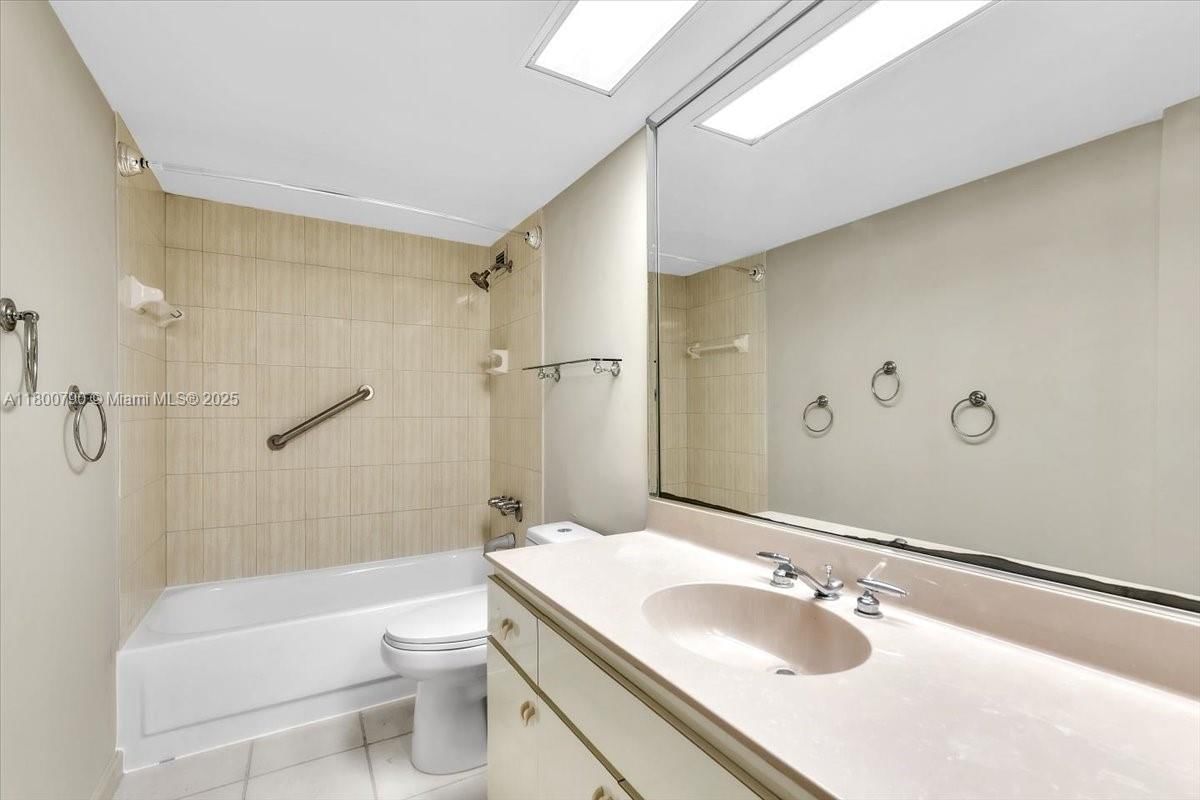 Real estate property located at 5401 Collins Ave #428, Miami-dade, The Carriage House Condo, Miami Beach, FL