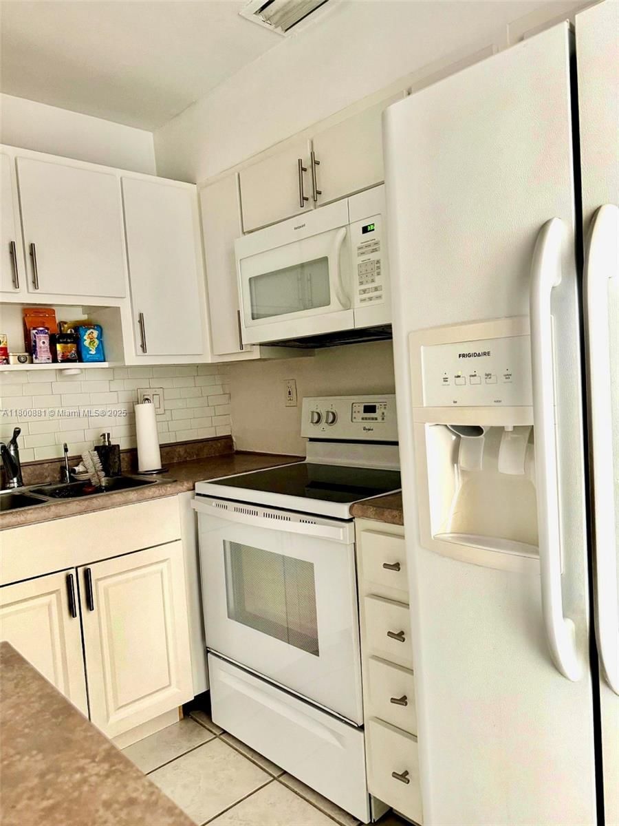 Real estate property located at 3000 16th Ave #209, Broward, River Shores Condo, Oakland Park, FL