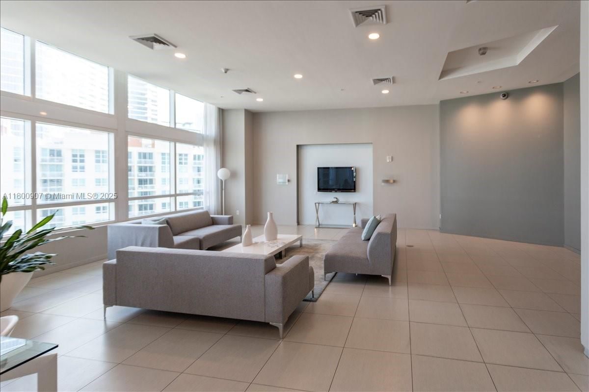 Real estate property located at 1900 Bayshore Dr #1810, Miami-dade, Quantum On The Bay Condo, Miami, FL