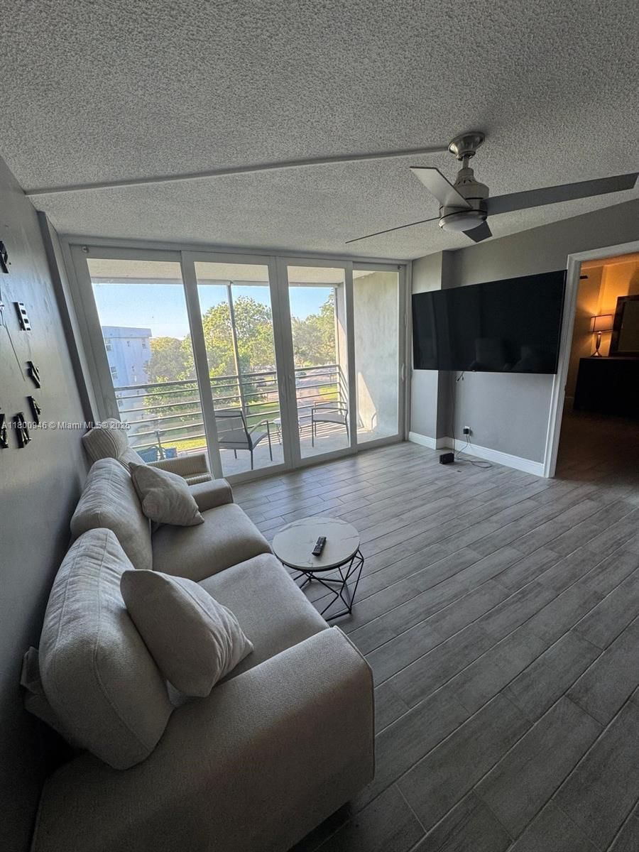 Real estate property located at 114 Royal Park Dr #4H, Broward, Royal Park Condo, Oakland Park, FL