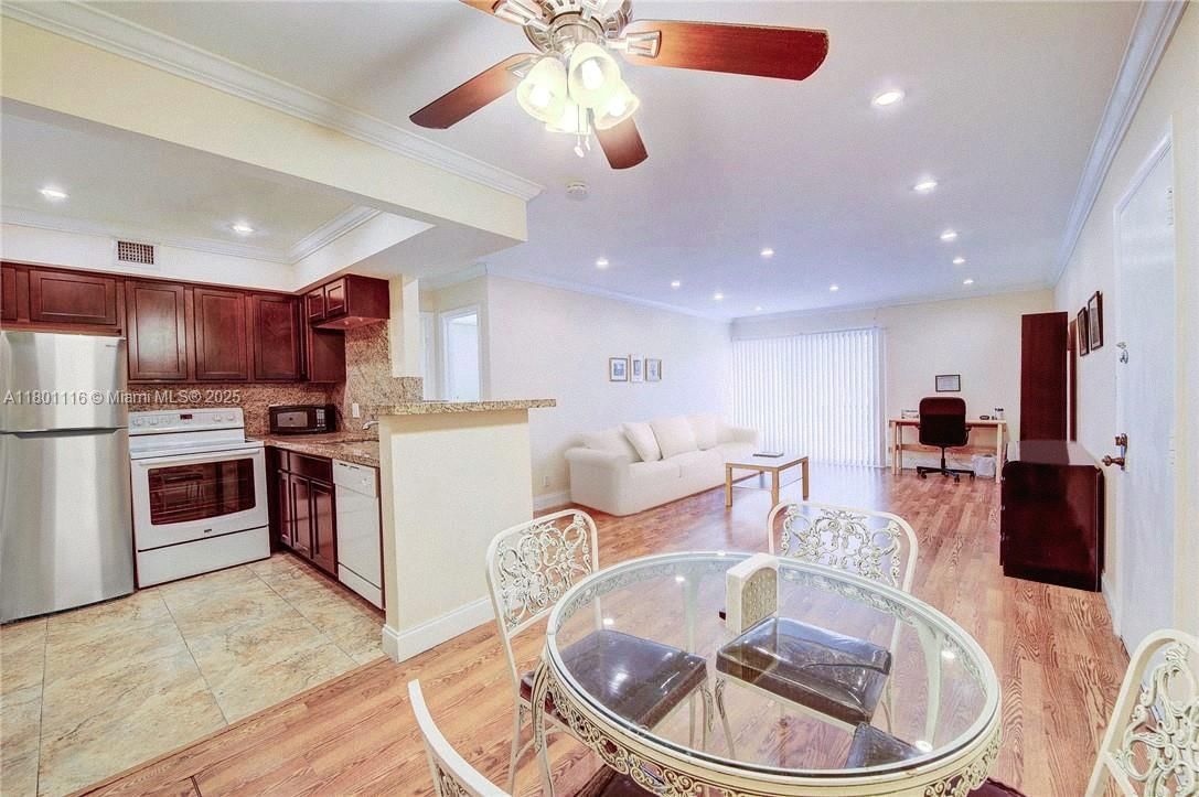 Real estate property located at 4000 Hills Dr #35, Broward, Emerald Hills C C Apts Co, Hollywood, FL