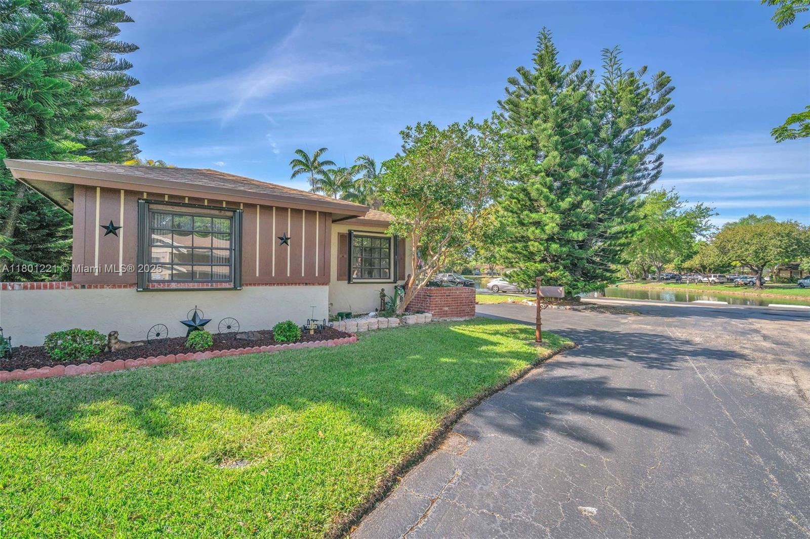 Real estate property located at 2218 Nova Village Dr, Broward, Newmans Survey Sub No 1 &, Davie, FL