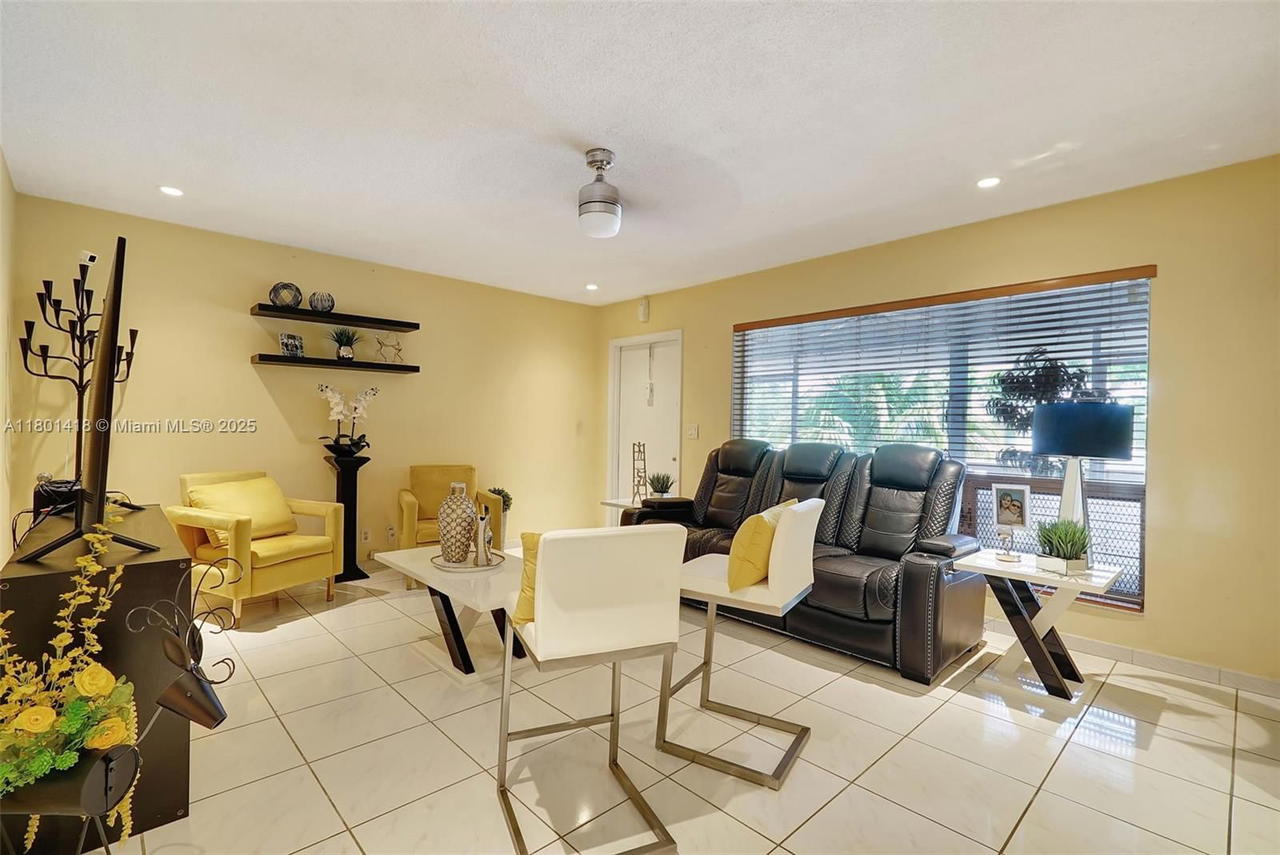 Real estate property located at 532 Luna Ct #7, Broward, Pinetree Condo Apts, Hollywood, FL