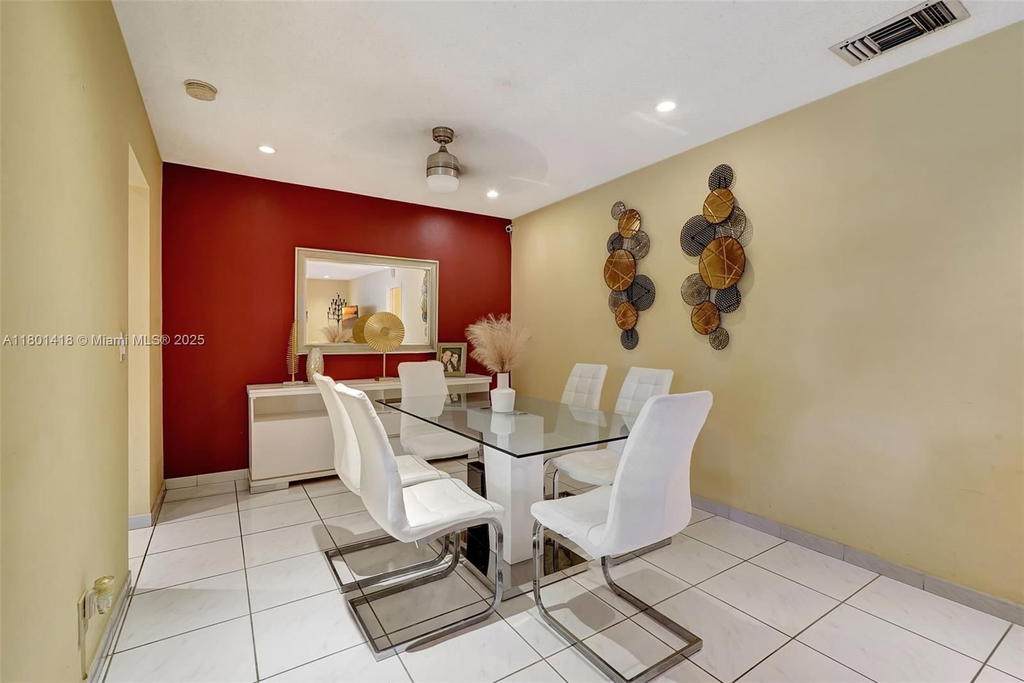 Real estate property located at 532 Luna Ct #7, Broward, Pinetree Condo Apts, Hollywood, FL