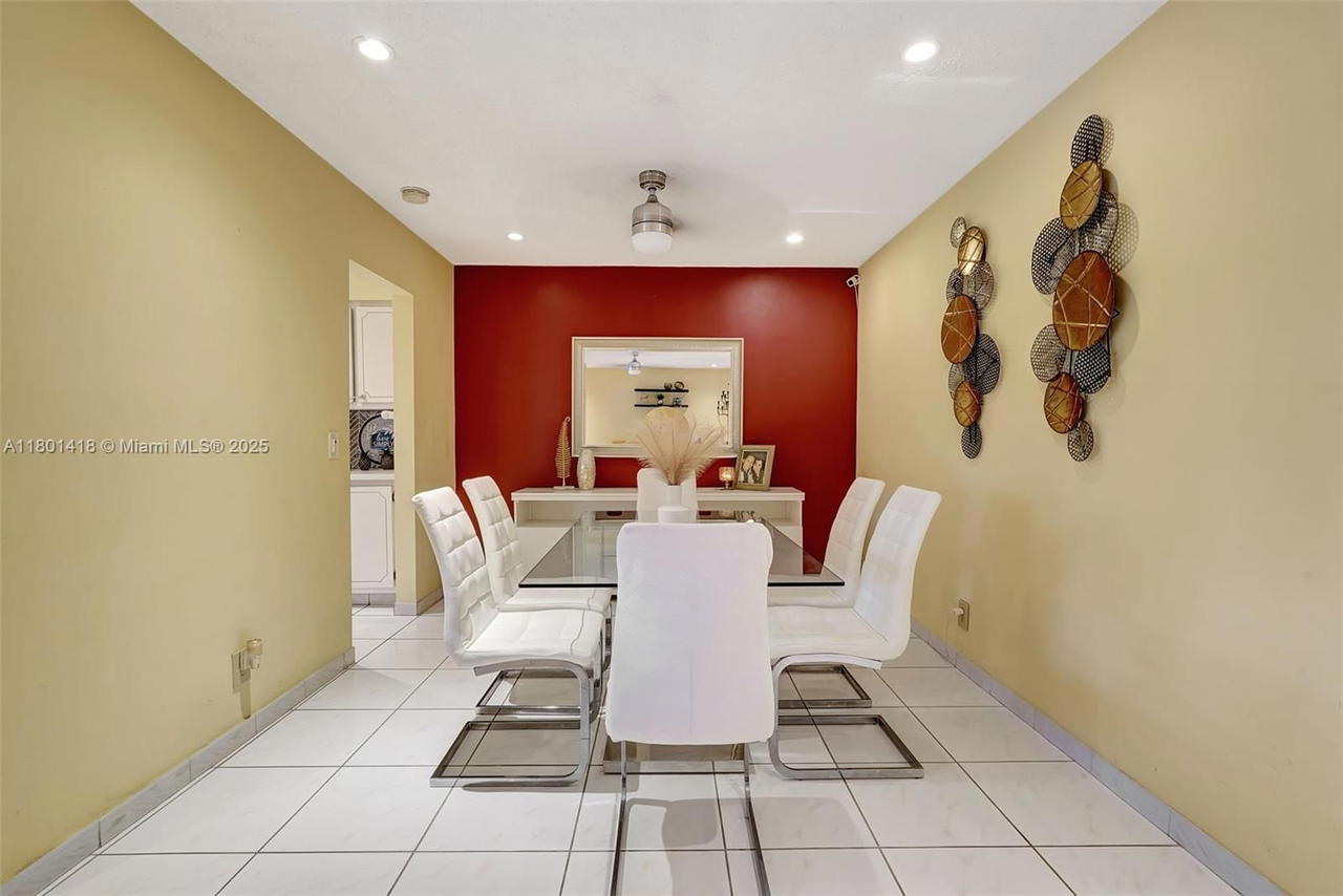Real estate property located at 532 Luna Ct #7, Broward, Pinetree Condo Apts, Hollywood, FL