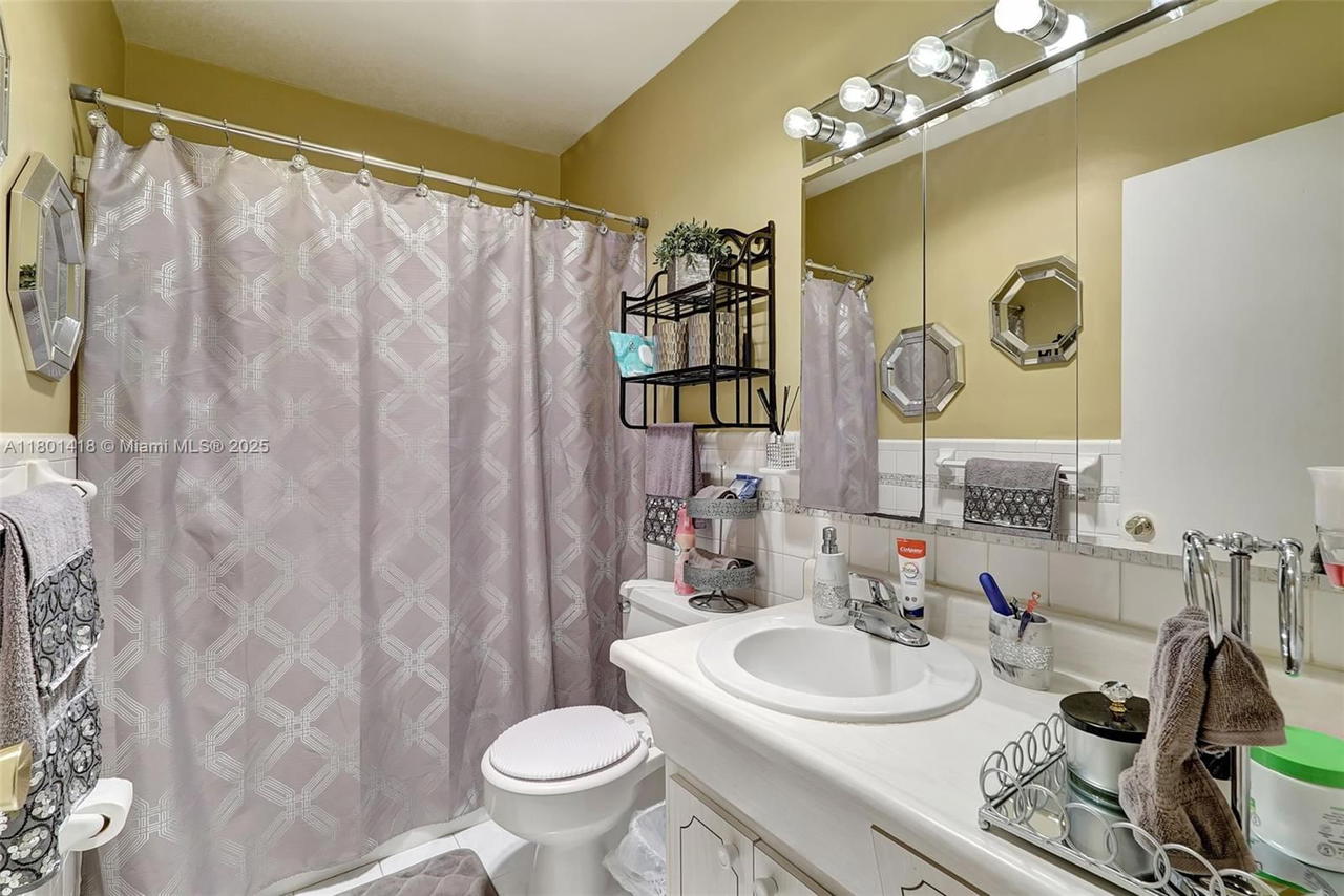 Real estate property located at 532 Luna Ct #7, Broward, Pinetree Condo Apts, Hollywood, FL