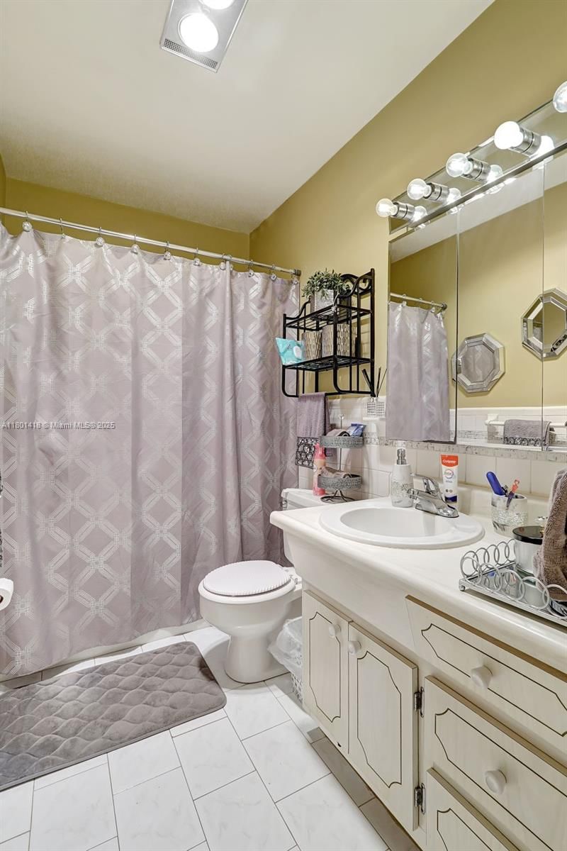 Real estate property located at 532 Luna Ct #7, Broward, Pinetree Condo Apts, Hollywood, FL