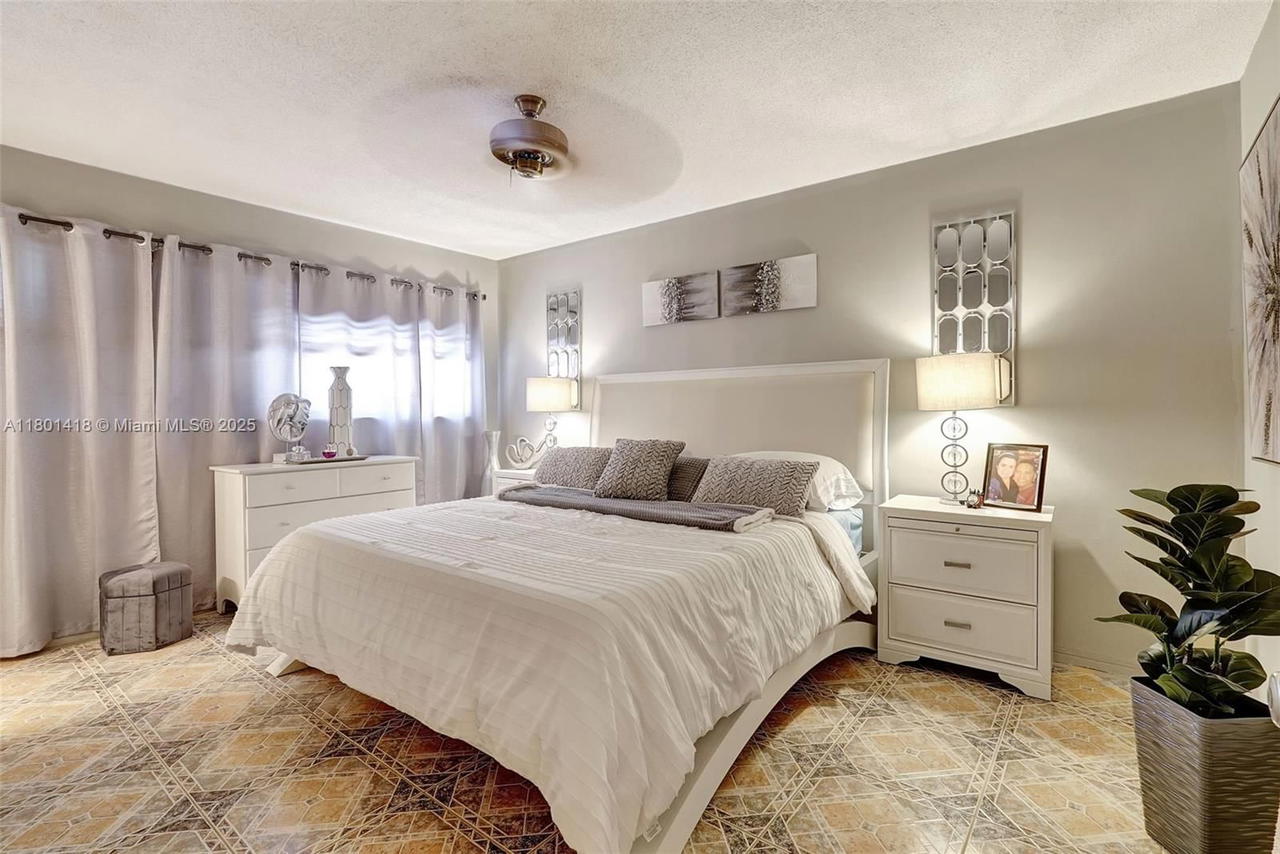 Real estate property located at 532 Luna Ct #7, Broward, Pinetree Condo Apts, Hollywood, FL