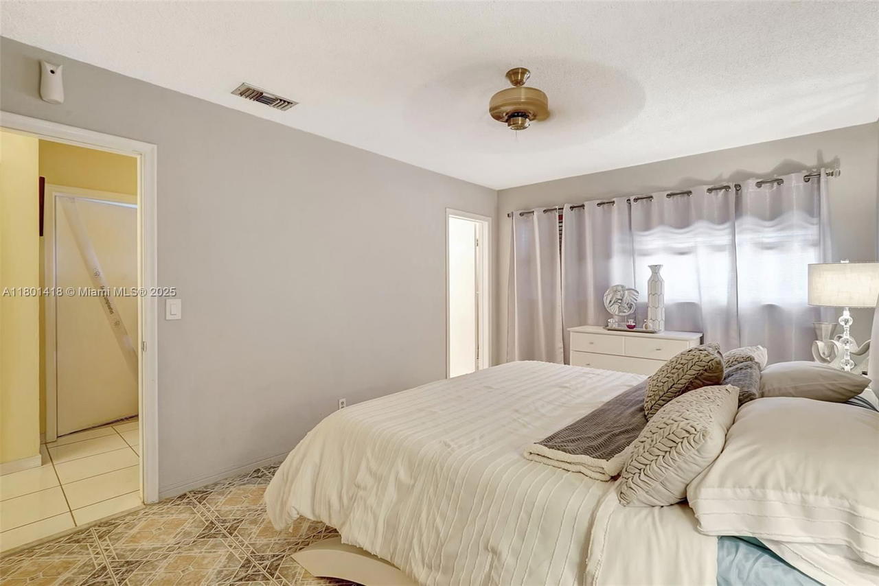 Real estate property located at 532 Luna Ct #7, Broward, Pinetree Condo Apts, Hollywood, FL