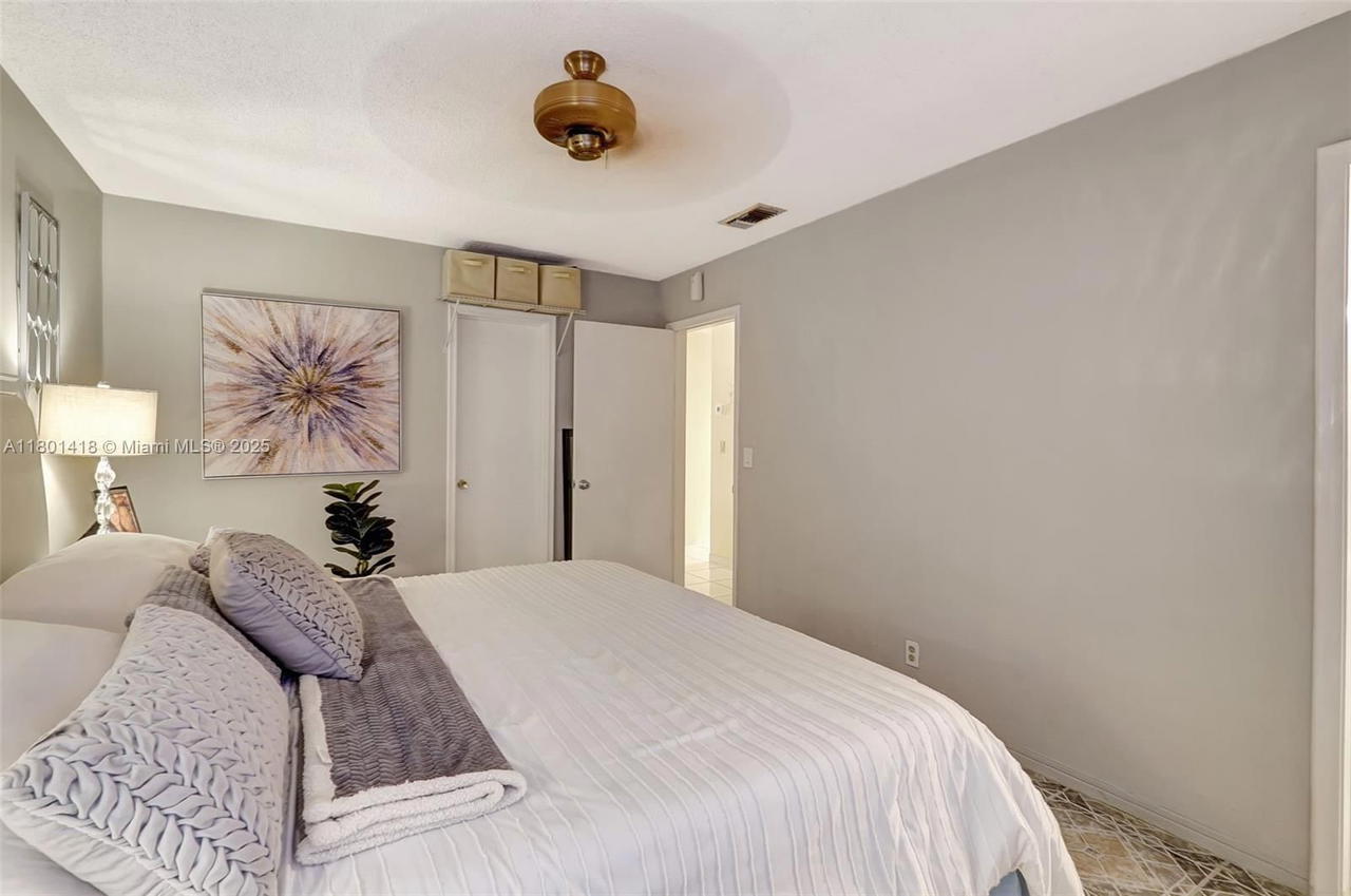 Real estate property located at 532 Luna Ct #7, Broward, Pinetree Condo Apts, Hollywood, FL