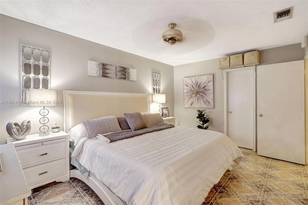 Real estate property located at 532 Luna Ct #7, Broward, Pinetree Condo Apts, Hollywood, FL