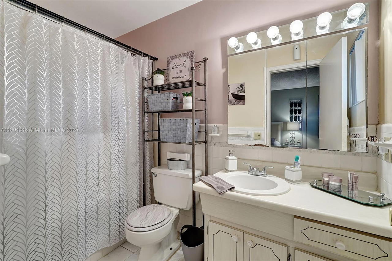 Real estate property located at 532 Luna Ct #7, Broward, Pinetree Condo Apts, Hollywood, FL
