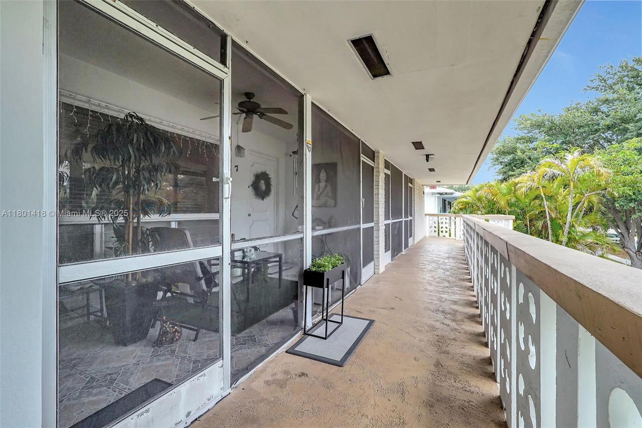 Real estate property located at 532 Luna Ct #7, Broward, Pinetree Condo Apts, Hollywood, FL