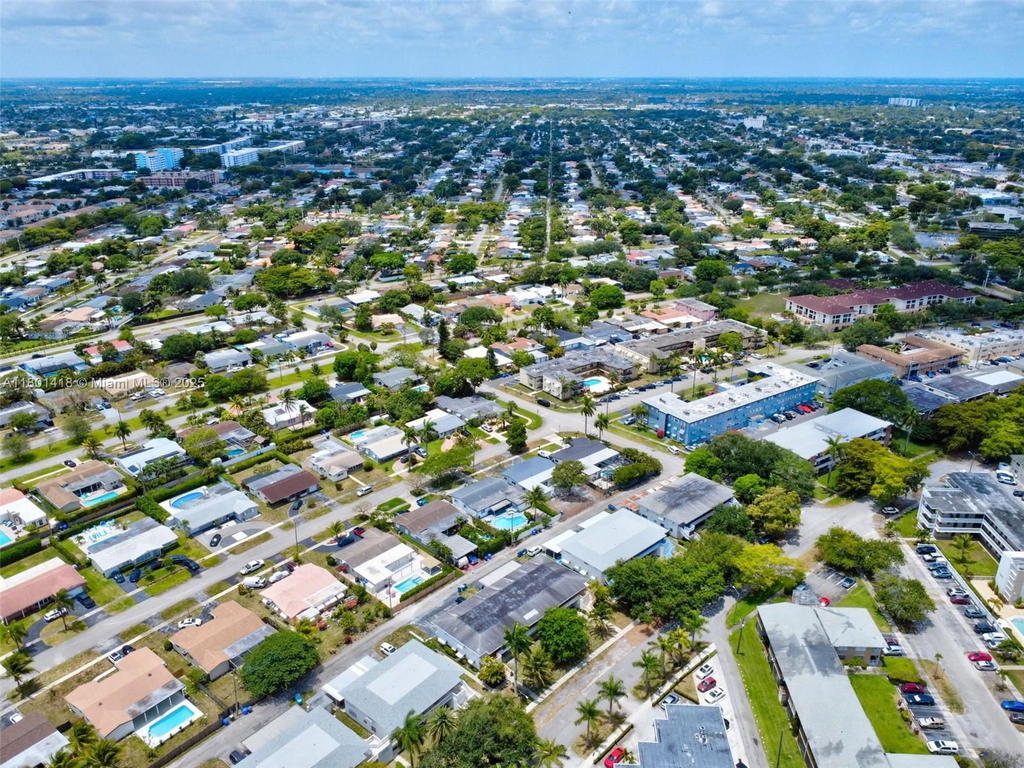 Real estate property located at 532 Luna Ct #7, Broward, Pinetree Condo Apts, Hollywood, FL