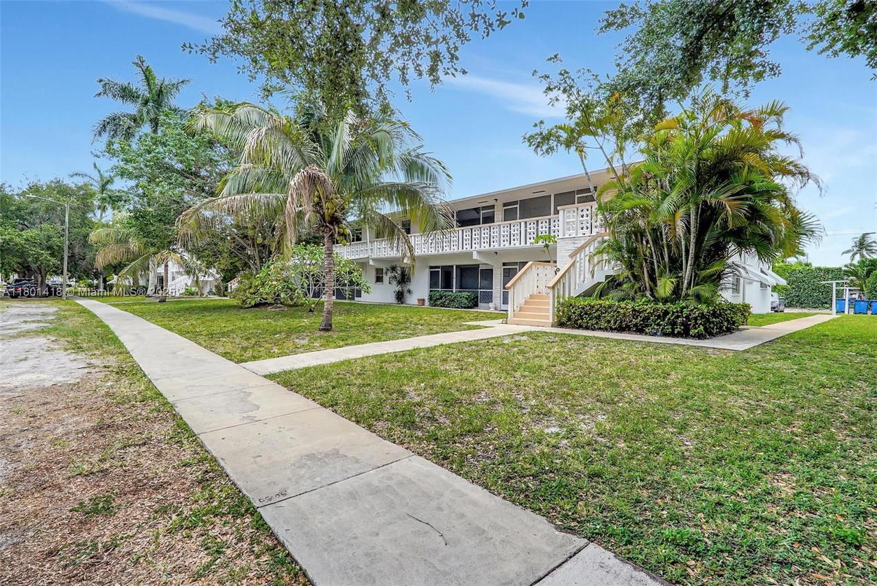 Real estate property located at 532 Luna Ct #7, Broward, Pinetree Condo Apts, Hollywood, FL