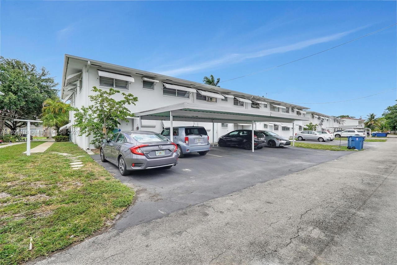 Real estate property located at 532 Luna Ct #7, Broward, Pinetree Condo Apts, Hollywood, FL