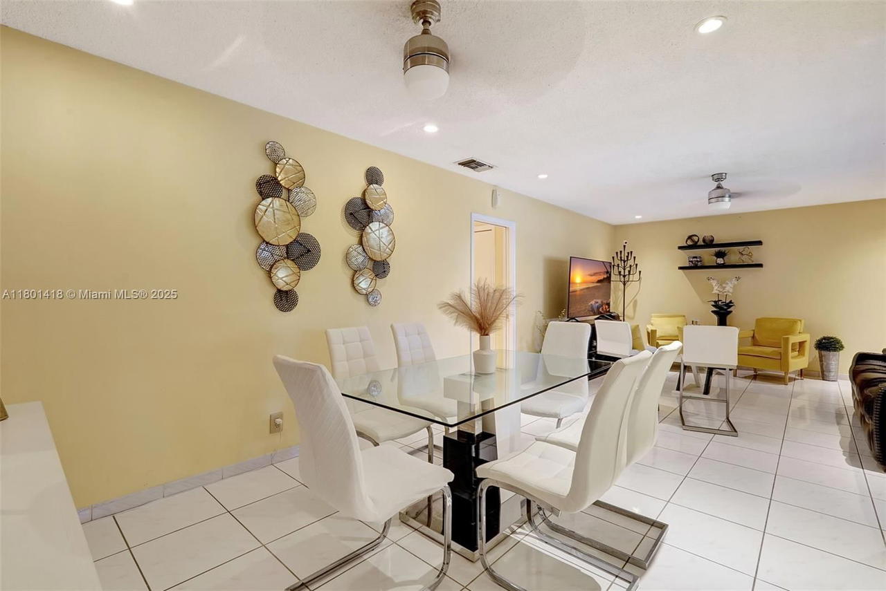 Real estate property located at 532 Luna Ct #7, Broward, Pinetree Condo Apts, Hollywood, FL