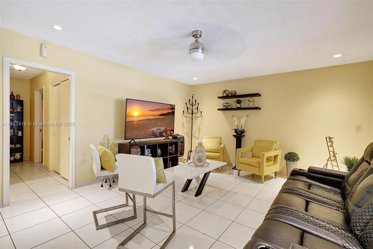 Real estate property located at 532 Luna Ct #7, Broward, Pinetree Condo Apts, Hollywood, FL