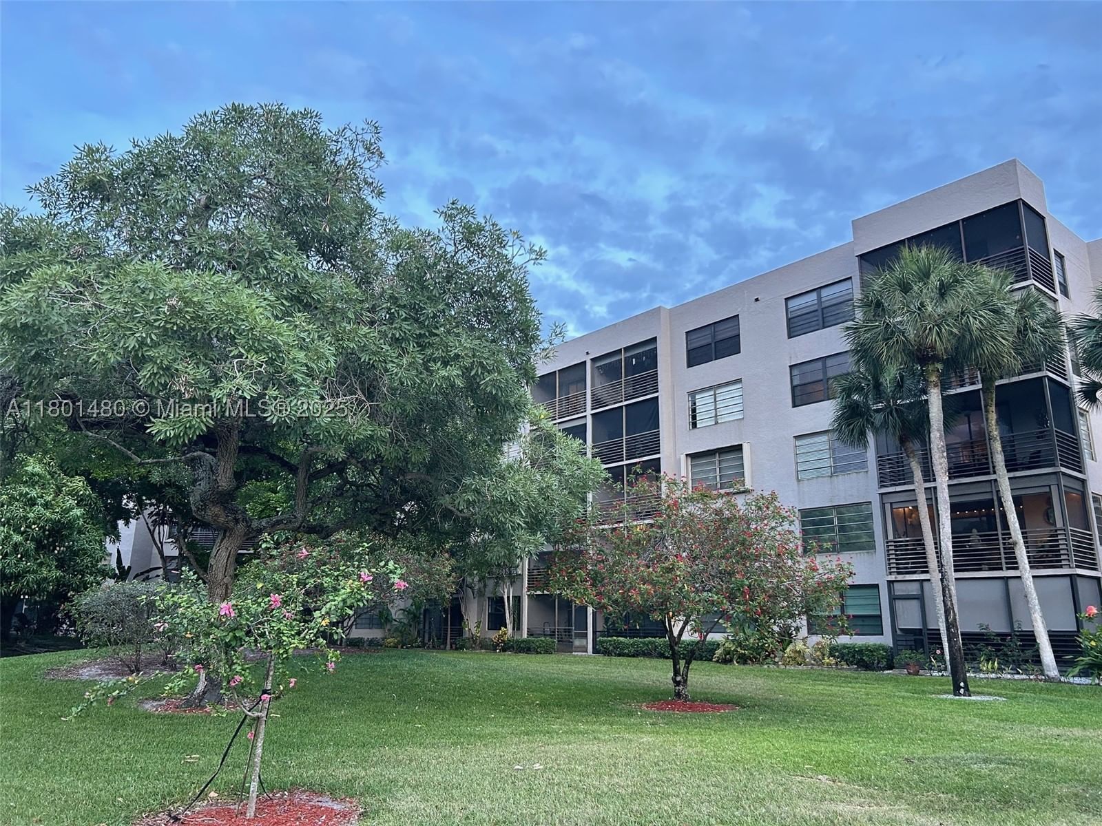 Real estate property located at 1000 Colony Point Cir #302, Broward, Colony Point 2 Condo, Pembroke Pines, FL