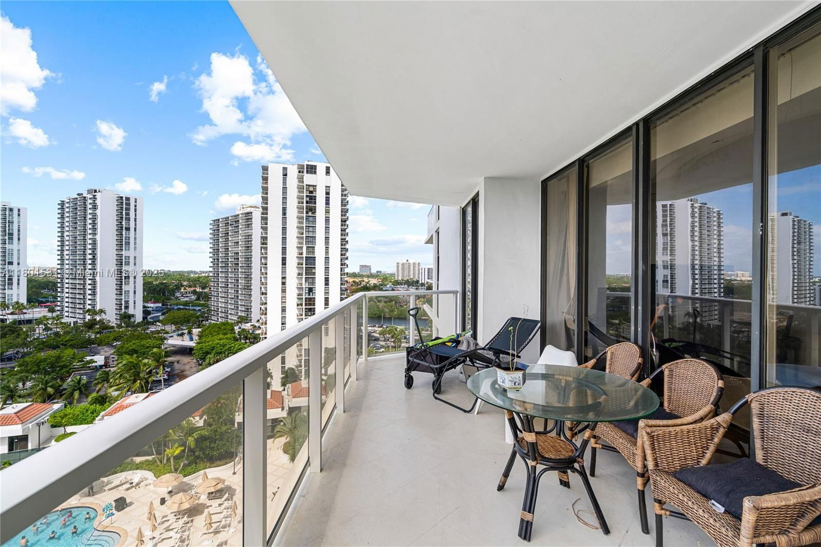 Real estate property located at 20281 Country Club Dr #909, Miami-dade, Hamptons West Condo, Aventura, FL