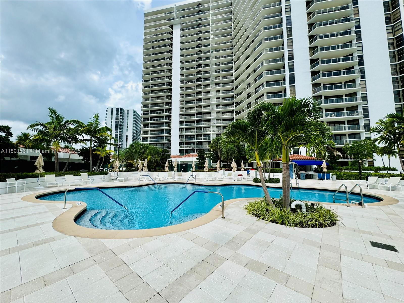 Real estate property located at 20281 Country Club Dr #909, Miami-dade, Hamptons West Condo, Aventura, FL
