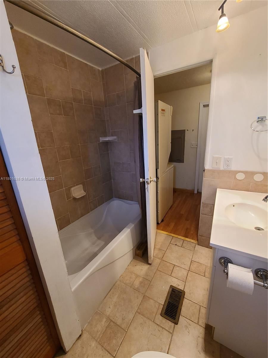 Real estate property located at 21711 7th Ct, Broward, Heritage City Sec 1, Pembroke Pines, FL