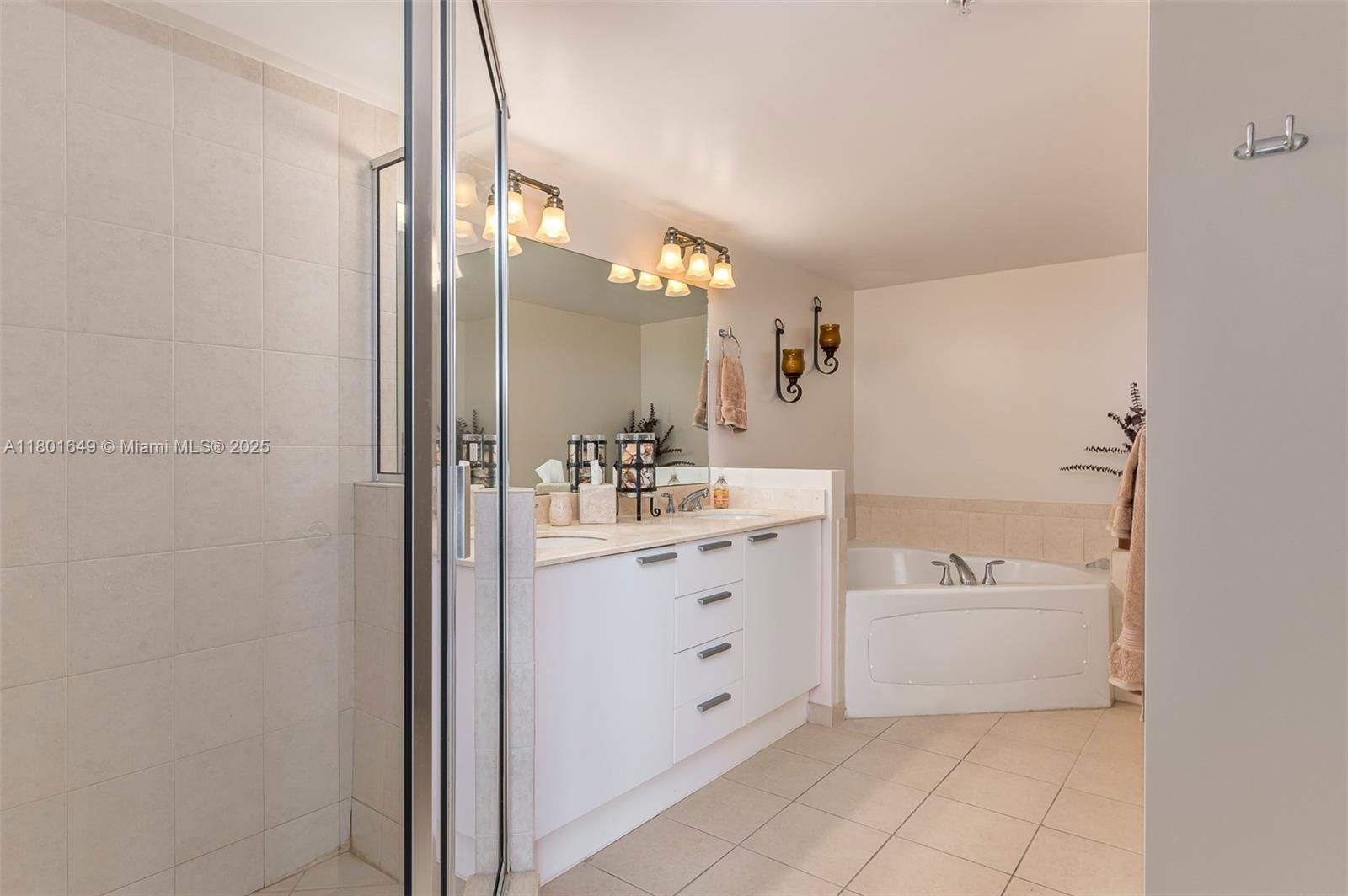 Real estate property located at 16699 Collins Ave #3401, Miami-dade, La Perla Condo, Sunny Isles Beach, FL