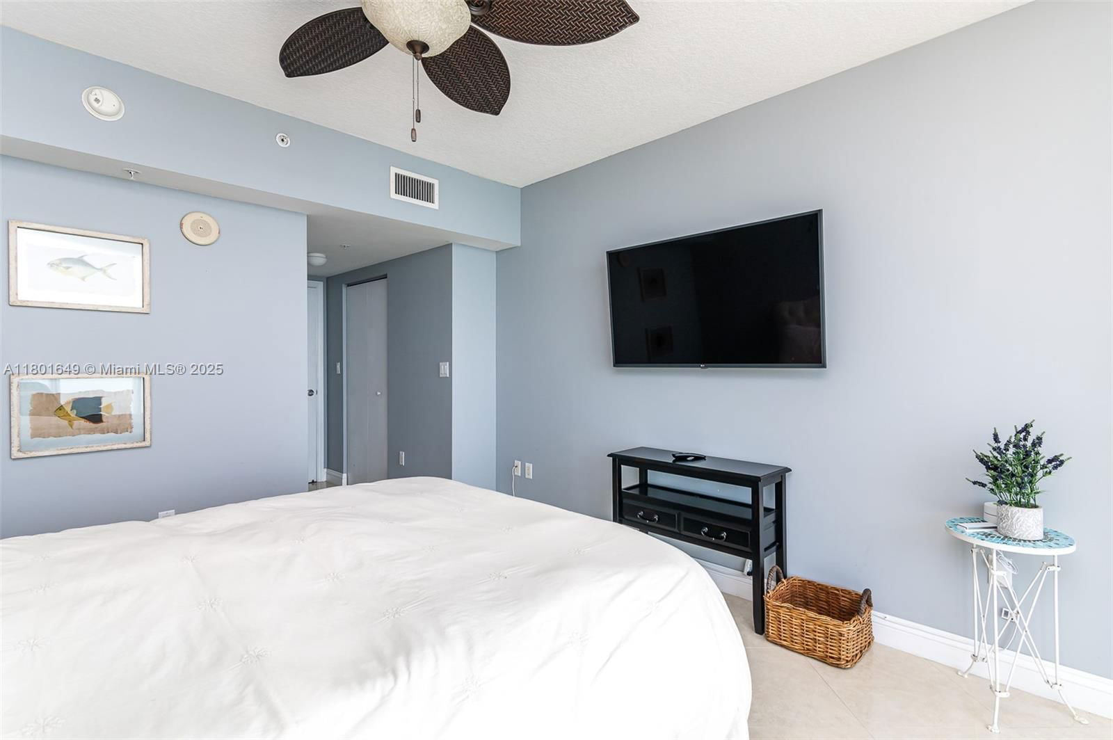 Real estate property located at 16699 Collins Ave #3401, Miami-dade, La Perla Condo, Sunny Isles Beach, FL