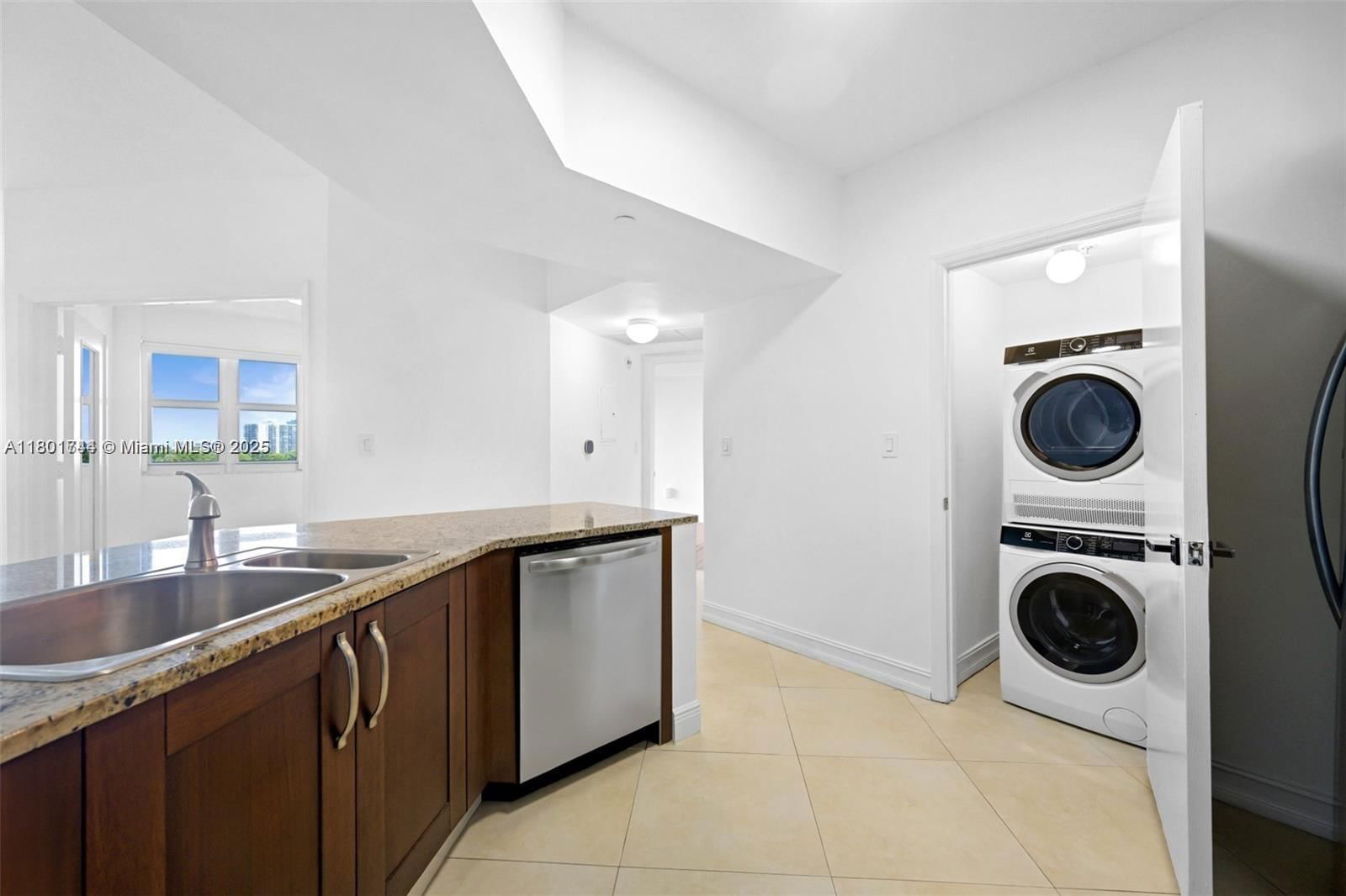 Real estate property located at 20000 Country Club Dr #606, Miami-dade, Turnberry Vlg No Tower Co, Aventura, FL