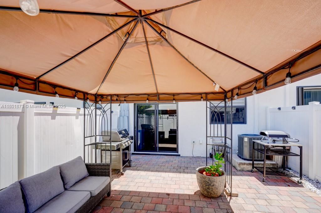 Real estate property located at 10602 33rd Way, Miami-dade, Aquabella Section Two, Hialeah, FL