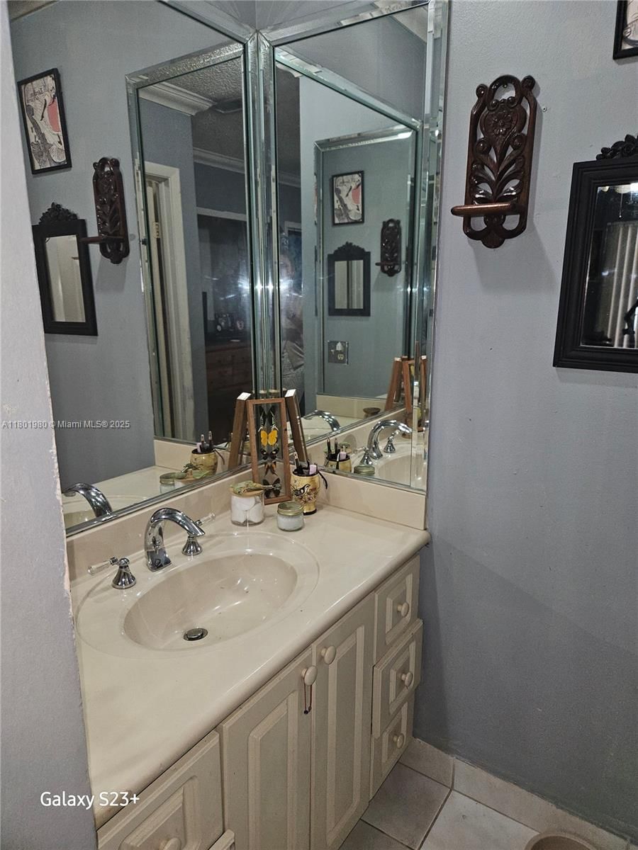 Real estate property located at 931 124th Ct, Miami-dade, Las Casas, Miami, FL