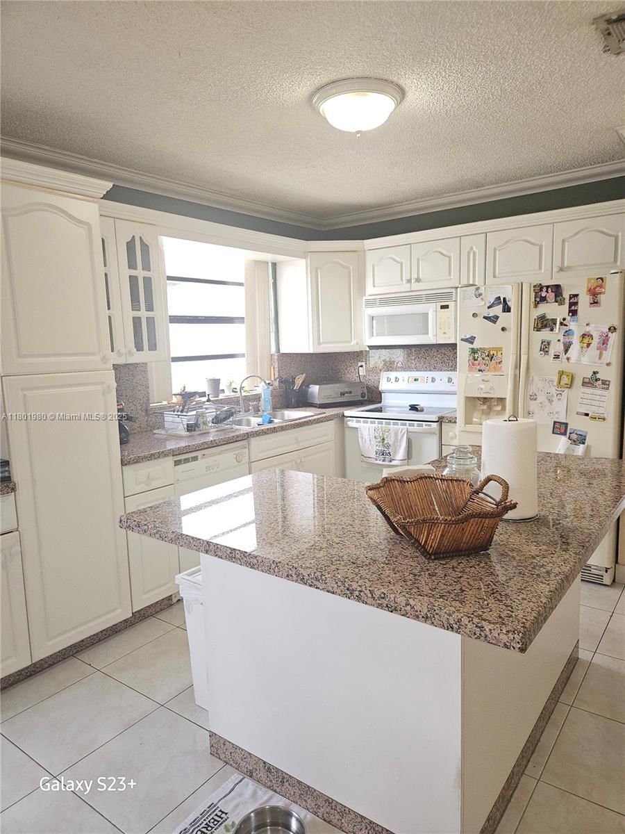 Real estate property located at 931 124th Ct, Miami-dade, Las Casas, Miami, FL