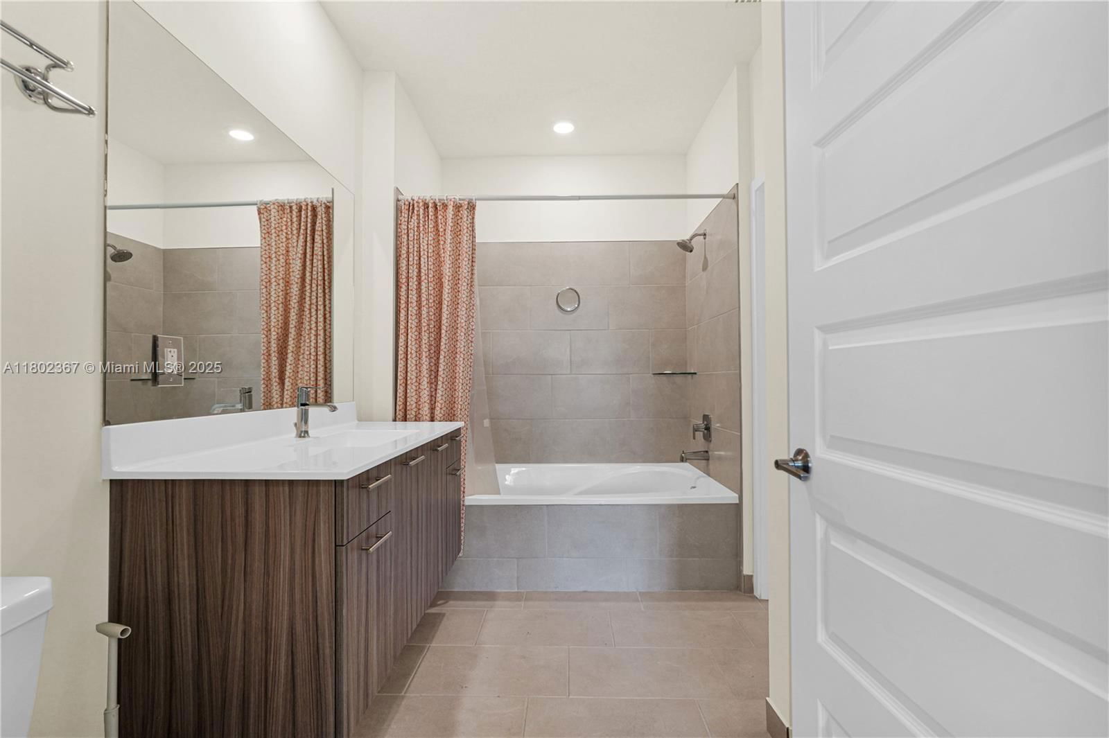 Real estate property located at 8301 41st St B-303, Miami-dade, Downtown Doral South Phas, Doral, FL